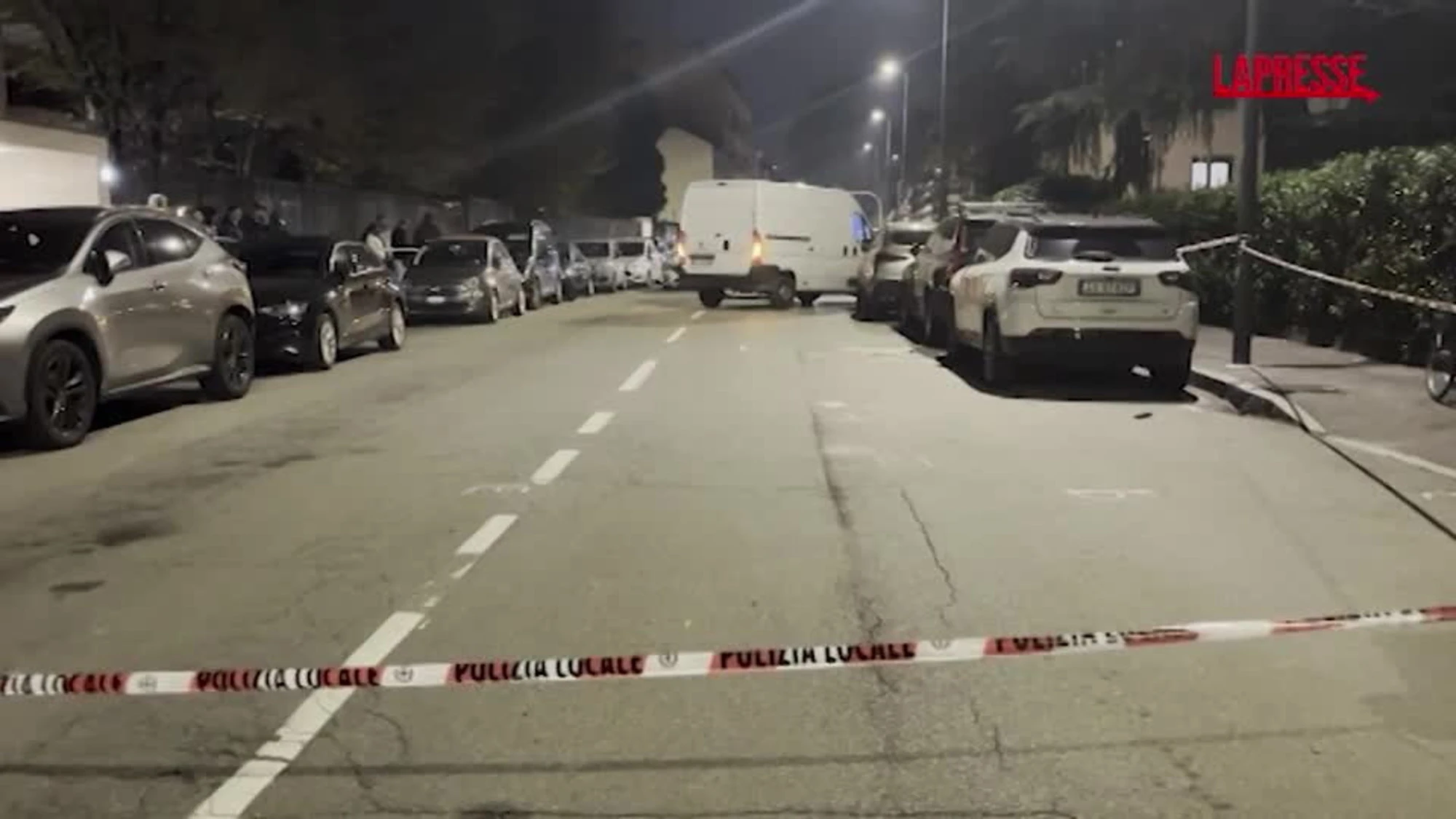 Travolto da un furgone a Milano, gravissimo 12enne: le immagini dal luogo dell'incidente