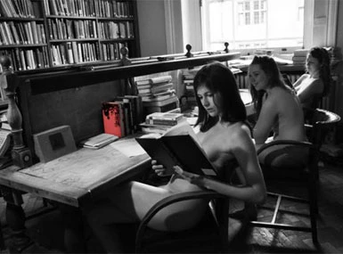 Oxford, studentesse posano senza veli