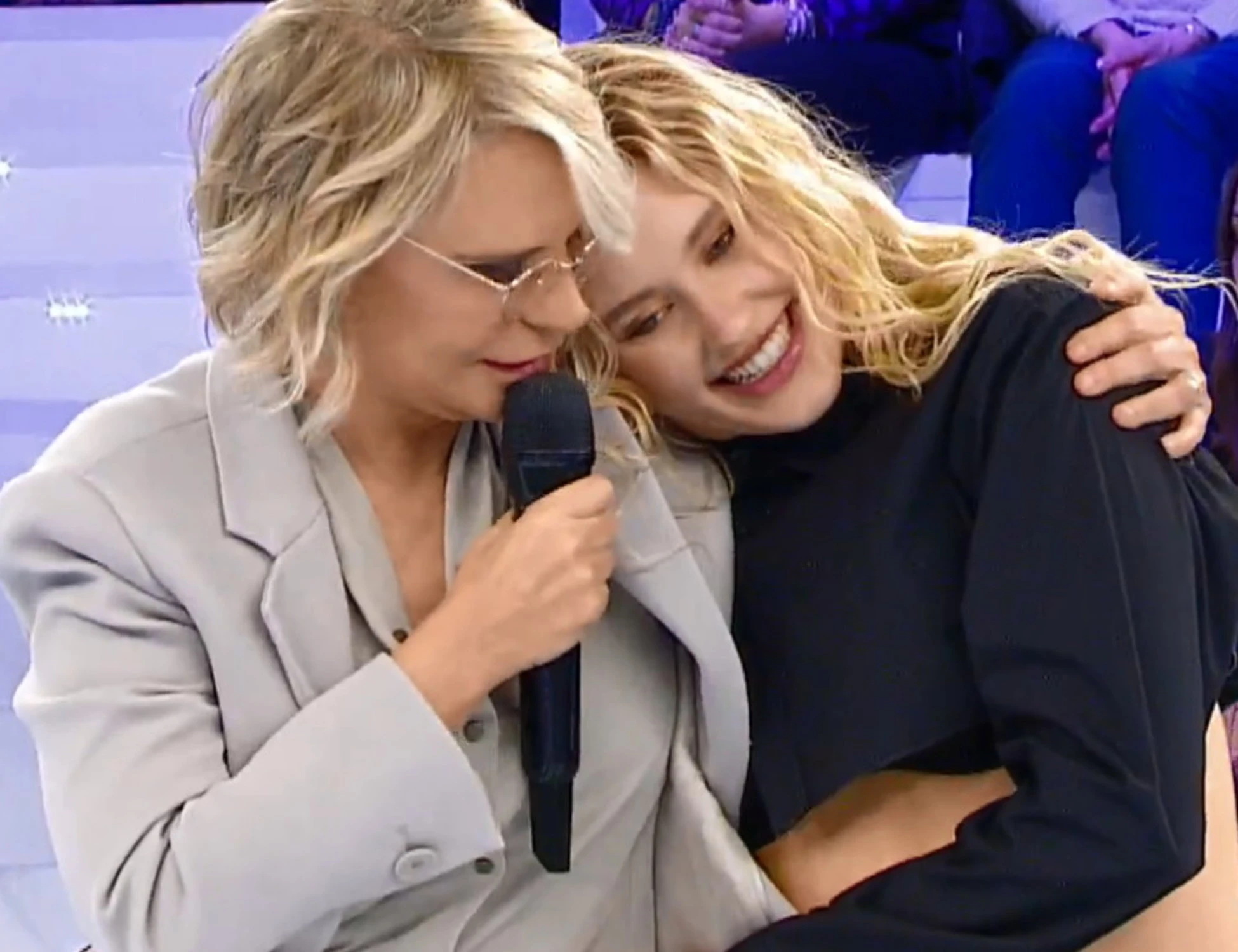 Amici, Maria De Filippi saluta Isobel: "In bocca al lupo"