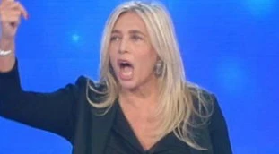Mara Venier, l'ira furibonda: "Avete pure il coraggio di mettere la mail?!"