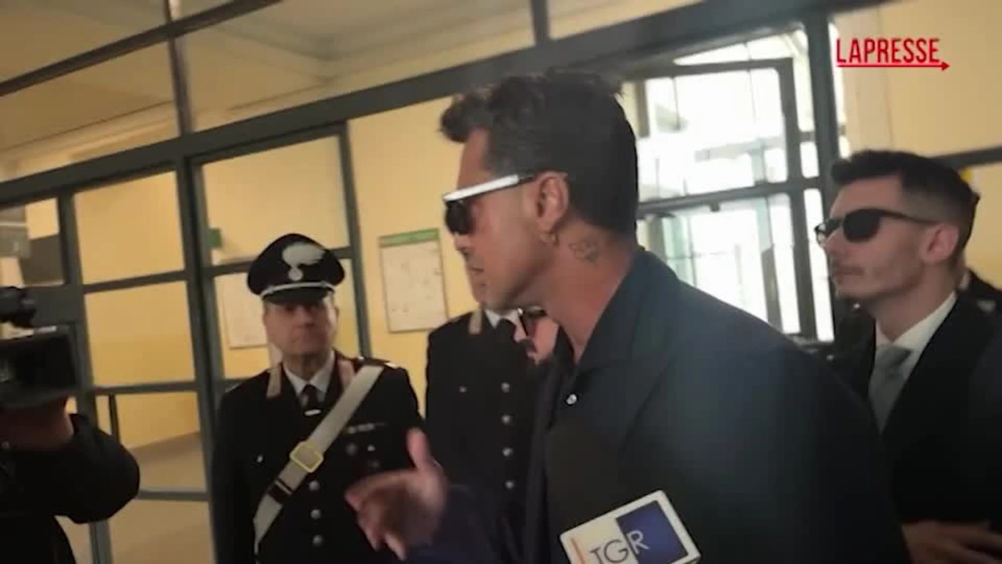 Fabrizio Corona sbattuto fuori dall'aula del tribunale