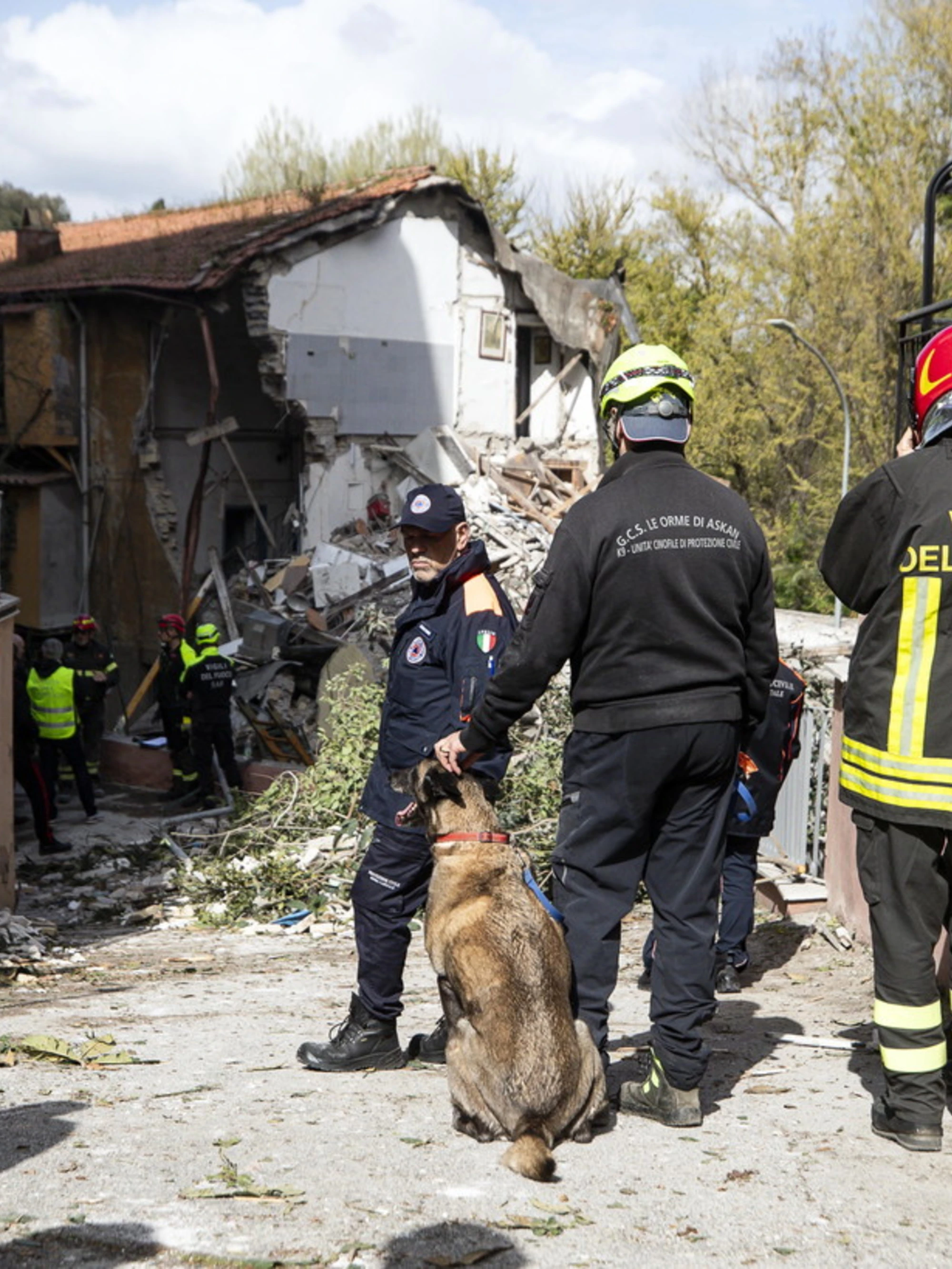 Roma, palazzina crollata: aperta un'inchiesta. Il grave sospetto sul primo piano, chi è l'unico ferito