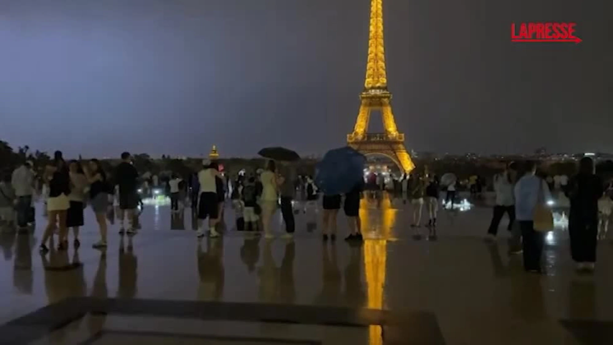 Parigi, fulmine colpisce la Torre Eiffel: le spettacolari immagini