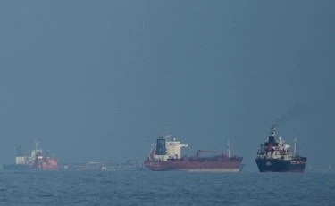 Iran, la giornata. Blocco a Hormuz, la prima nave che attraversa lo Stretto. Proroga del cessate il fuoco? La Casa Bianca smentisce