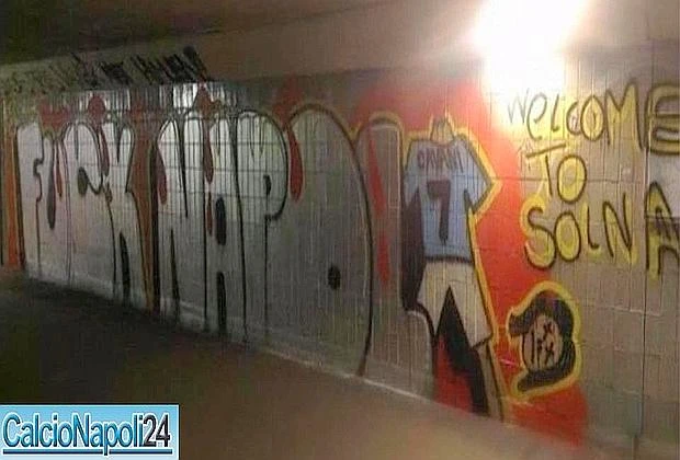 Europa League, murales minaccioso in attesa di Napoli-Aik Solna: i tifosi svedesi decapitano Cavani