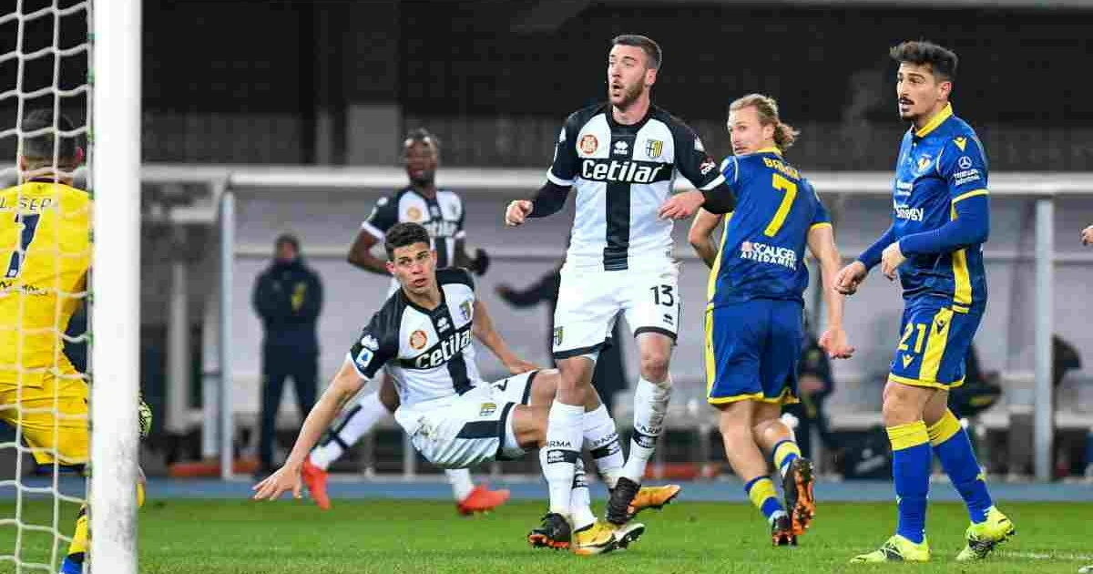 Il Verona vince in rimonta ed esce dalla crisi: Parma inguaiato, sprofonda verso la B