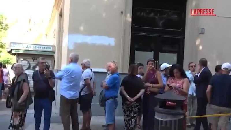Pippo Baudo, la lunga coda alla camera ardente al Teatro delle Vittorie