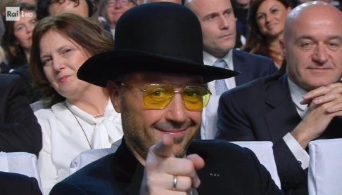 Sanremo 2019, dramma in platea all'Ariston: attenzione alla signora alle spalle di Joe Bastianich
