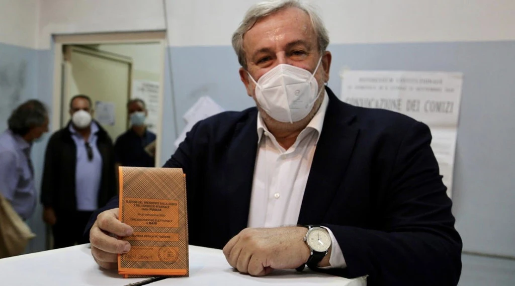 Carlo Calenda contro Michele Emiliano: "Ho fatto il mio dovere", le insinuazioni su queste telefonate inquietanti