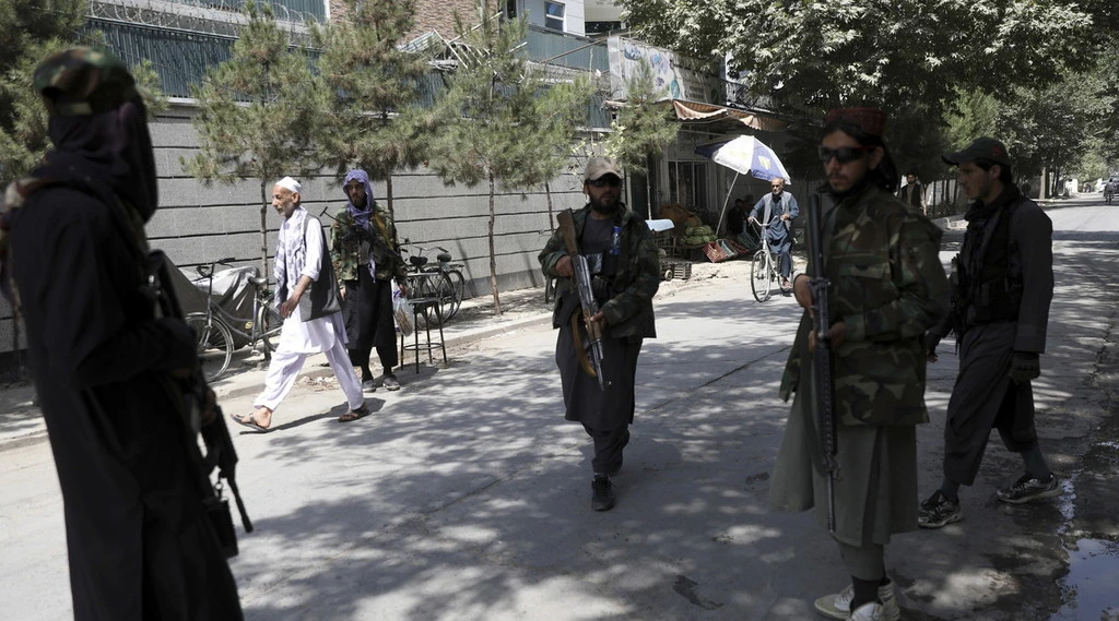 Afghanistan, orrore in strada: "Ci hanno beccato in jeans", frustati e minacciati dai talebani