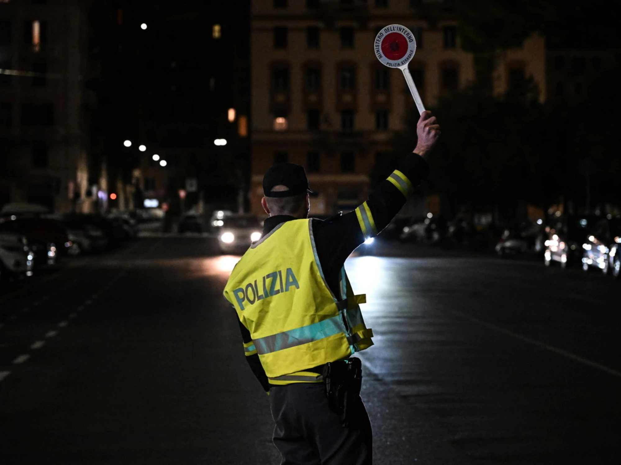 Trieste, non si ferma all'alt: malore, tre scariche col defibrillatore