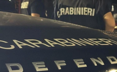 Rimprovera bambina che da un calcio all'auto: pestata dai genitori
