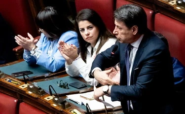 Dl Sicurezza, sì alla Camera. E Conte fa la pagliacciata: "Vi consiglio una lettura"