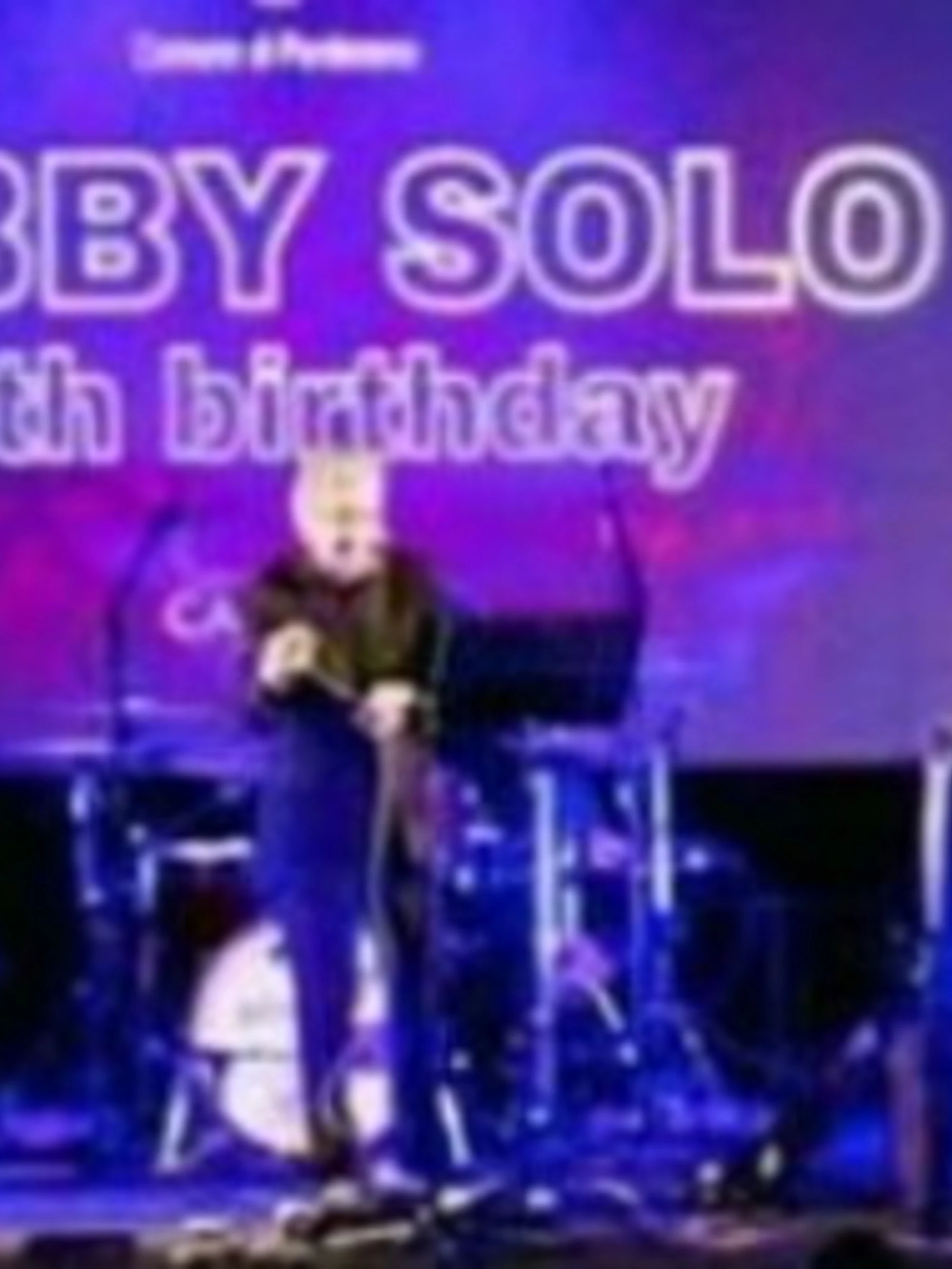 Bobby Solo, malore sul palco: "Non sto bene" e poi si accascia. Concerto interrotto