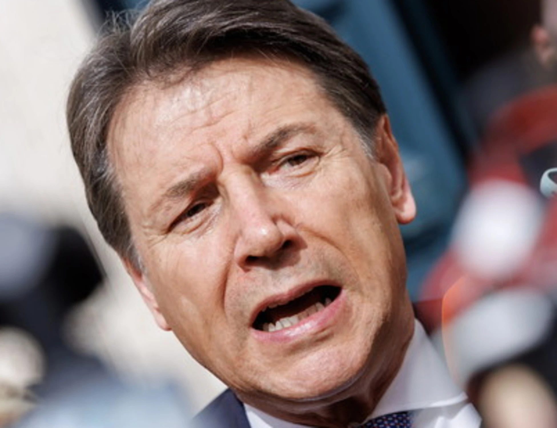 Iran, Conte guida l'assalto a Crosetto: "Si deve dimettere", insulti al governo