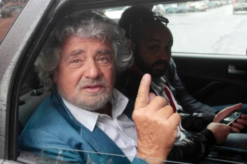 M5s, proposto il reddito di cittadinanza: "600 euro al mese per chi vive sotto la soglia di povertà"