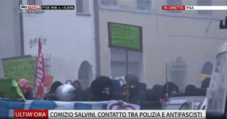 Matteo Salvini, vietato farlo parlare: la vergogna dei centri sociali a Pisa, guerriglia rossa contro la polizia