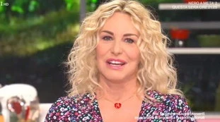 È sempre mezzogiorno, "Antonella Clerici commette un errore": bomba sulla conduttrice, riuscirà a stare a galla?