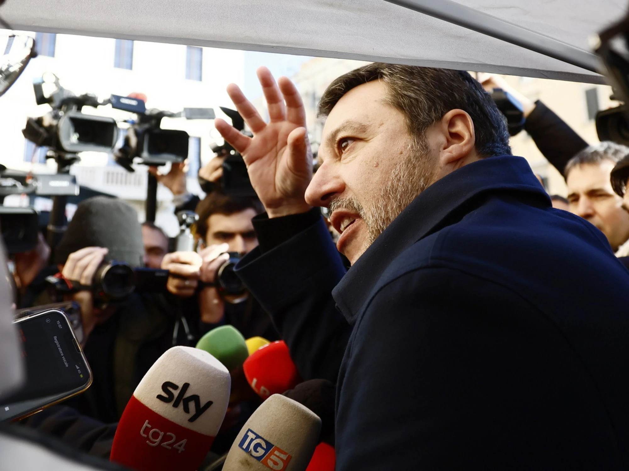 Salvini: "Revocare la cittadinanza a chi commette reati". Siete d'accordo?