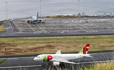 Fiumicino, la coda dell'Airbus gratta la pista: minuti di terrore e atterraggio d'emergenza