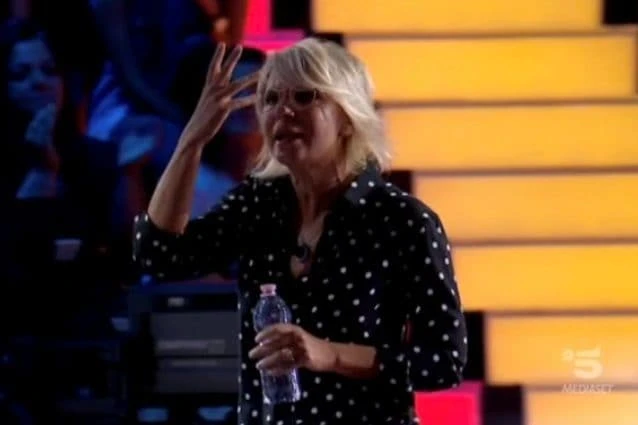 Maria De Filippi furiosa a Tu si que vales: "Mi serve una vergine". E lei esce dallo studio: "Un cog***"