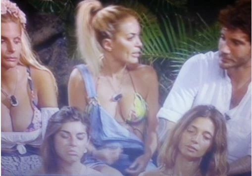 Isola dei Famosi, la soffiata di Alfonso Signorini: "È in astinenza da due mesi", conseguenze tragiche