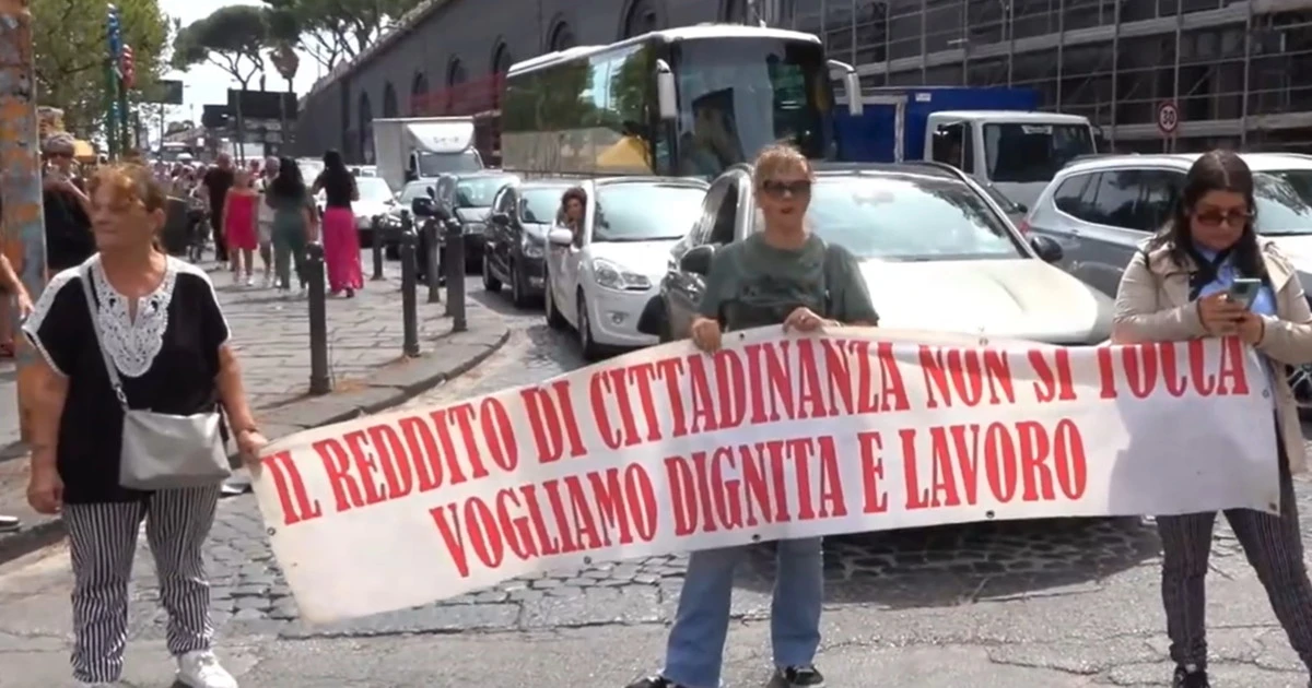Giorgia Meloni, scandalo a Napoli: come insultano il premier in coro