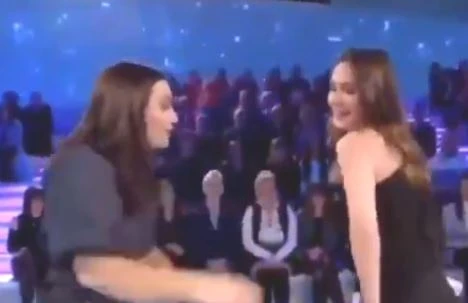 Verissimo, Silvia Toffanin twerka in diretta con Elettra Lamborghini. Mai vista così in tv