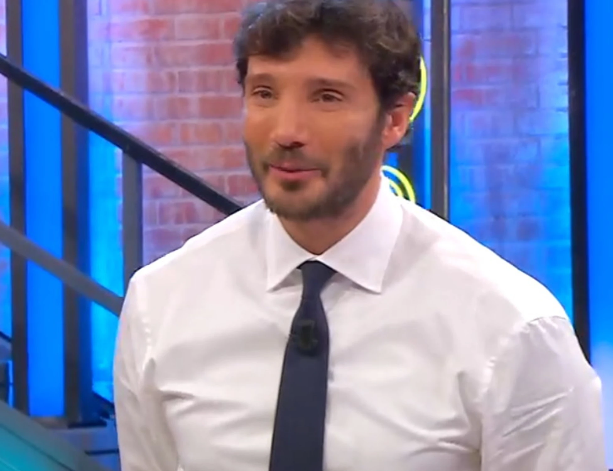 Affari Tuoi, Stefano De Martino in lacrime: il dettaglio sulla morte del padre