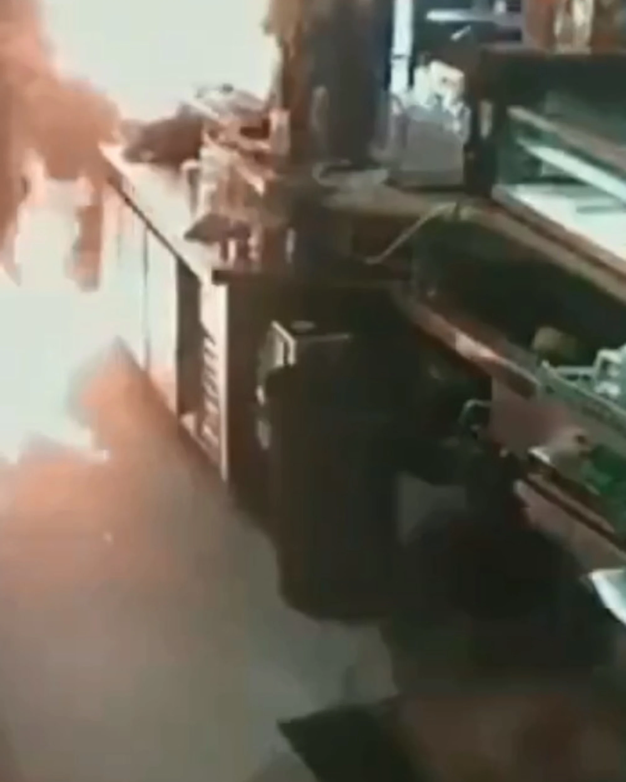 Manca la maionese nel panino? Dà fuoco al bar
