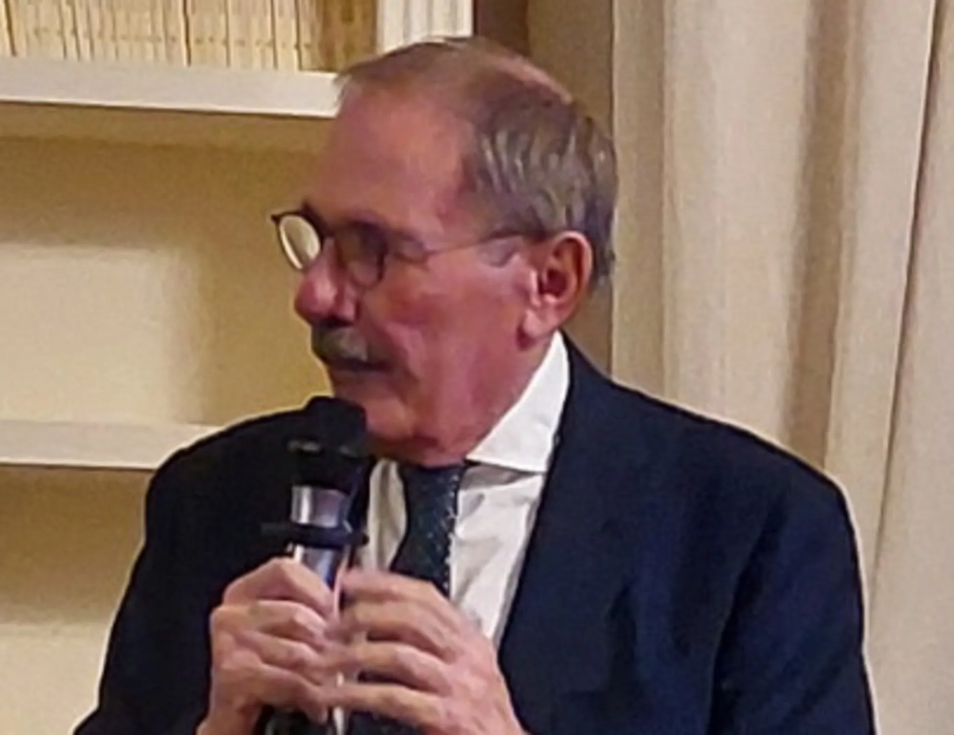 Leggi l'articolo: "Momento difficile". E subito dopo il sindaco muore