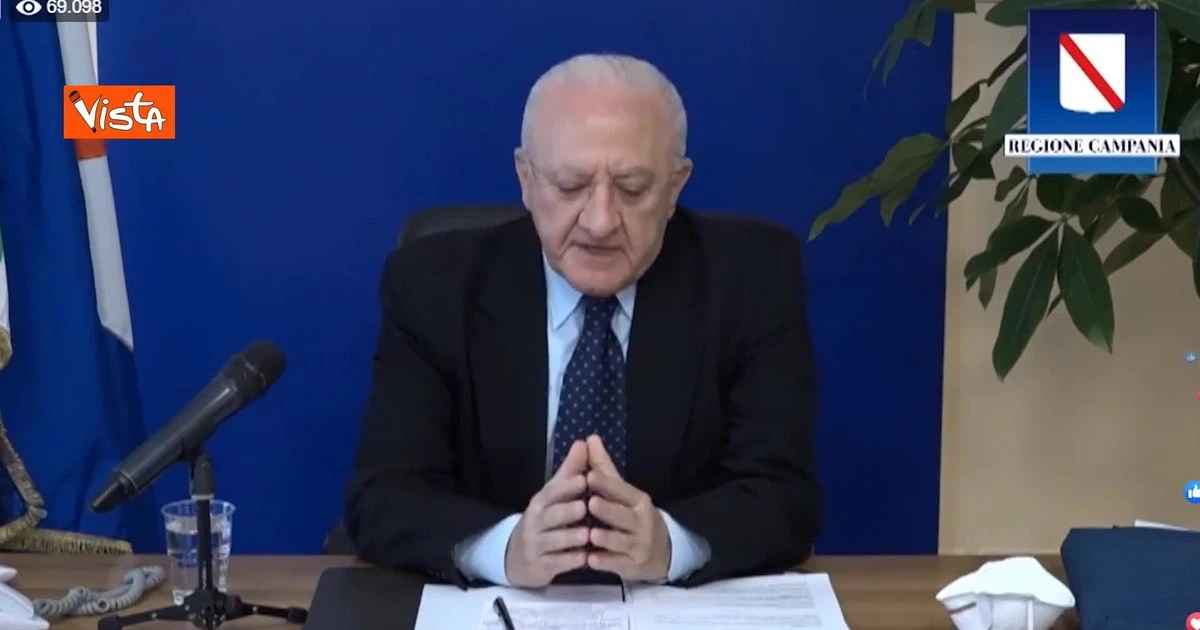 "Quando lavorano? Sono sempre in videoconferenza": De Luca, domanda maligna contro le "teste di tablet" del governo