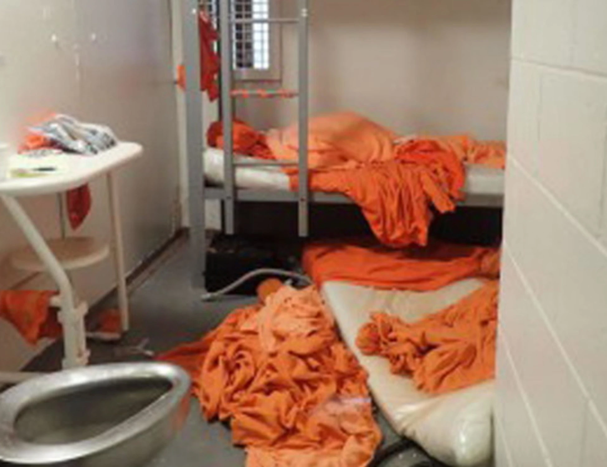 Epstein, la foto choc del corpo in cella. E la frase: "Festa con due spogliarelliste"