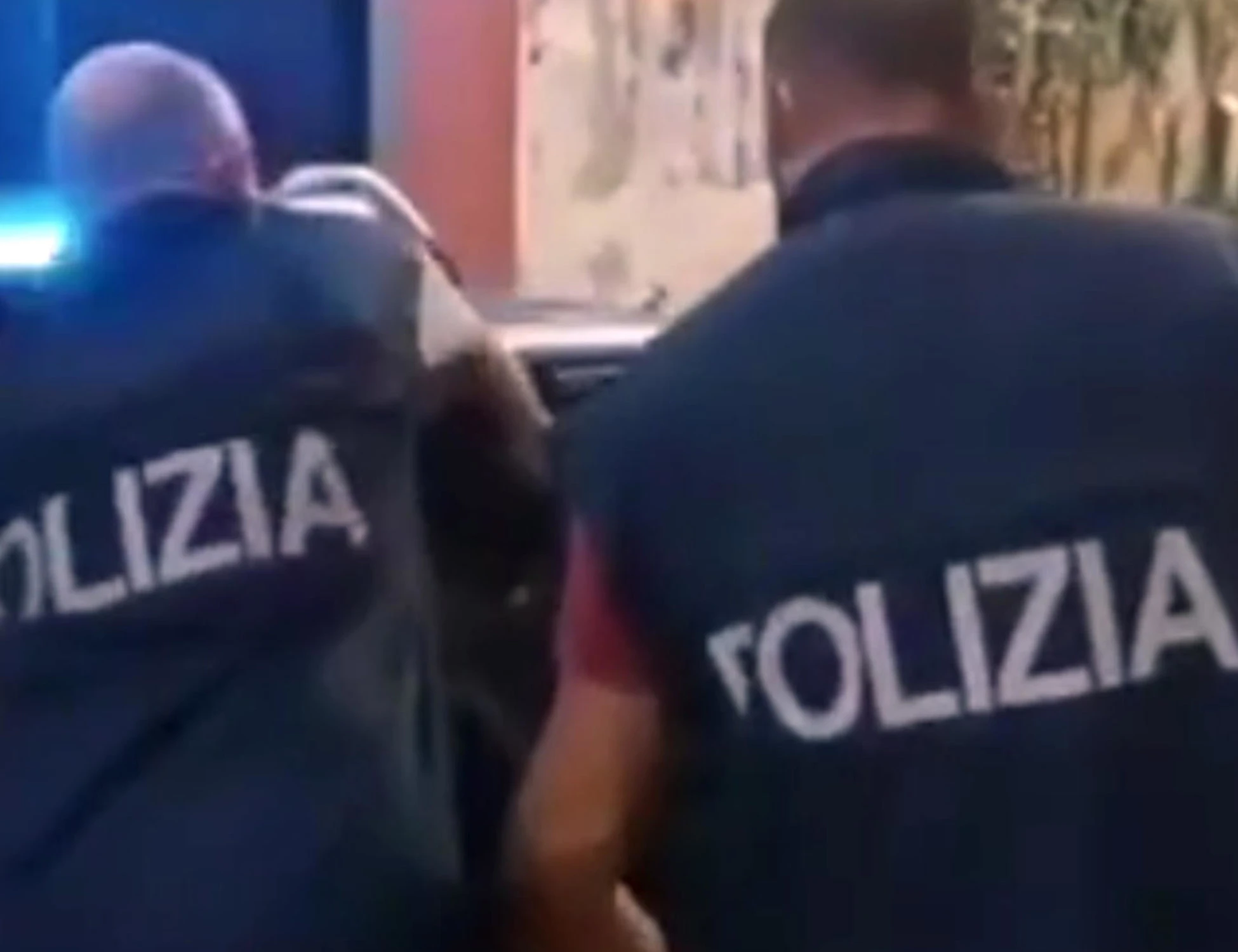 Milano, chiamano per una sparatoria ma c'è una festa: agenti aggrediti da 30 persone e 4 cani