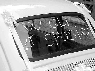 Sposi in tempo di crisi, nozze low cost con il &apos;2x1&apos; e inviti via social network