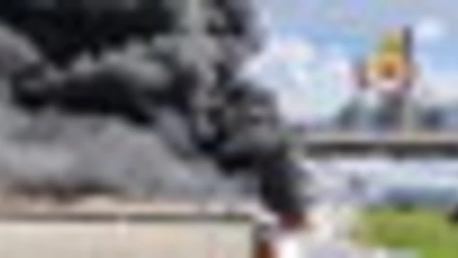 A Mantova incendio in azienda chimica, densa colonna di fumo nero