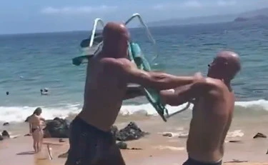 Candidato democratico fa a botte in spiaggia, poi il coltello: il video prima dell'arresto