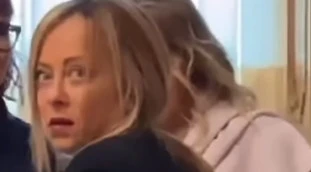 Meloni, c'è il re di Giordania e la camicia è stropicciata? Slaccia la giacca e...