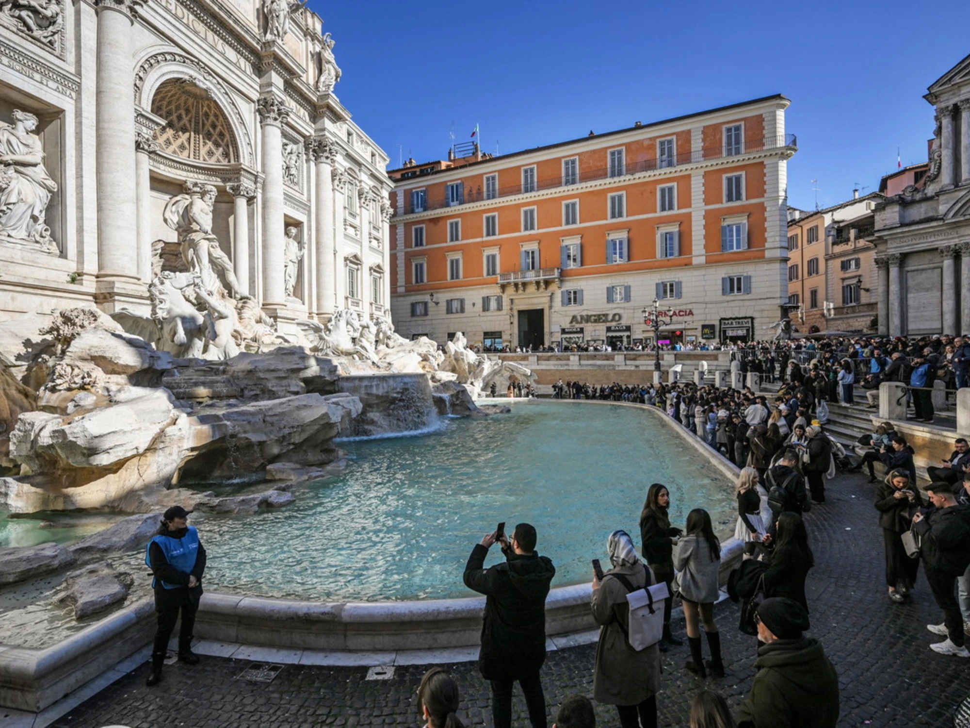 Fontana di Trevi, fermati 30 borseggiatori: uno choc, tra i ladri una 13enne