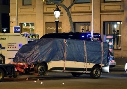 Barcellona, testimoni: l'attentatore sorrideva scendendo dal furgone dopo aver compiuto la strage