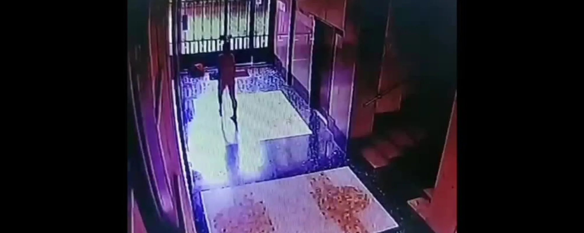 Milano allo sbando: entra in un condominio, si denuda e prega