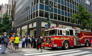 New York, panico a Manhattan: "Colonne piegate, grattacielo a rischio crollo"