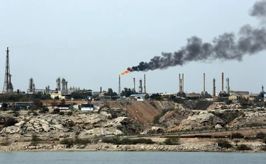 Iran, la diretta della guerra nel Golfo. "Navi tirino fuori le pall***": Trump studia l'attacco all'isola di Kharg