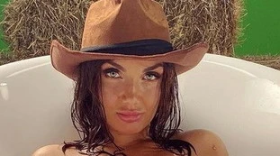 Elettra Lamborghini, il regalo di Natale molto svestito: si mostra così, una foto (troppo) spinta