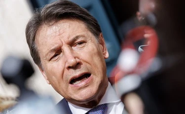 Iran, Conte guida l'assalto a Crosetto: "Si deve dimettere", insulti al governo