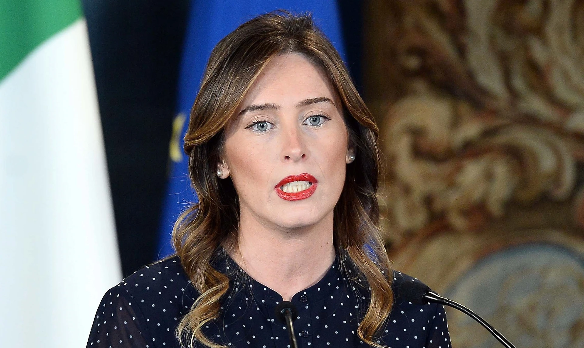 Maria Elena Boschi, il retroscena: ha chiesto a Matteo Renzi di far slittare le dimissioni. Il sospetto: vuole restare in gioco?