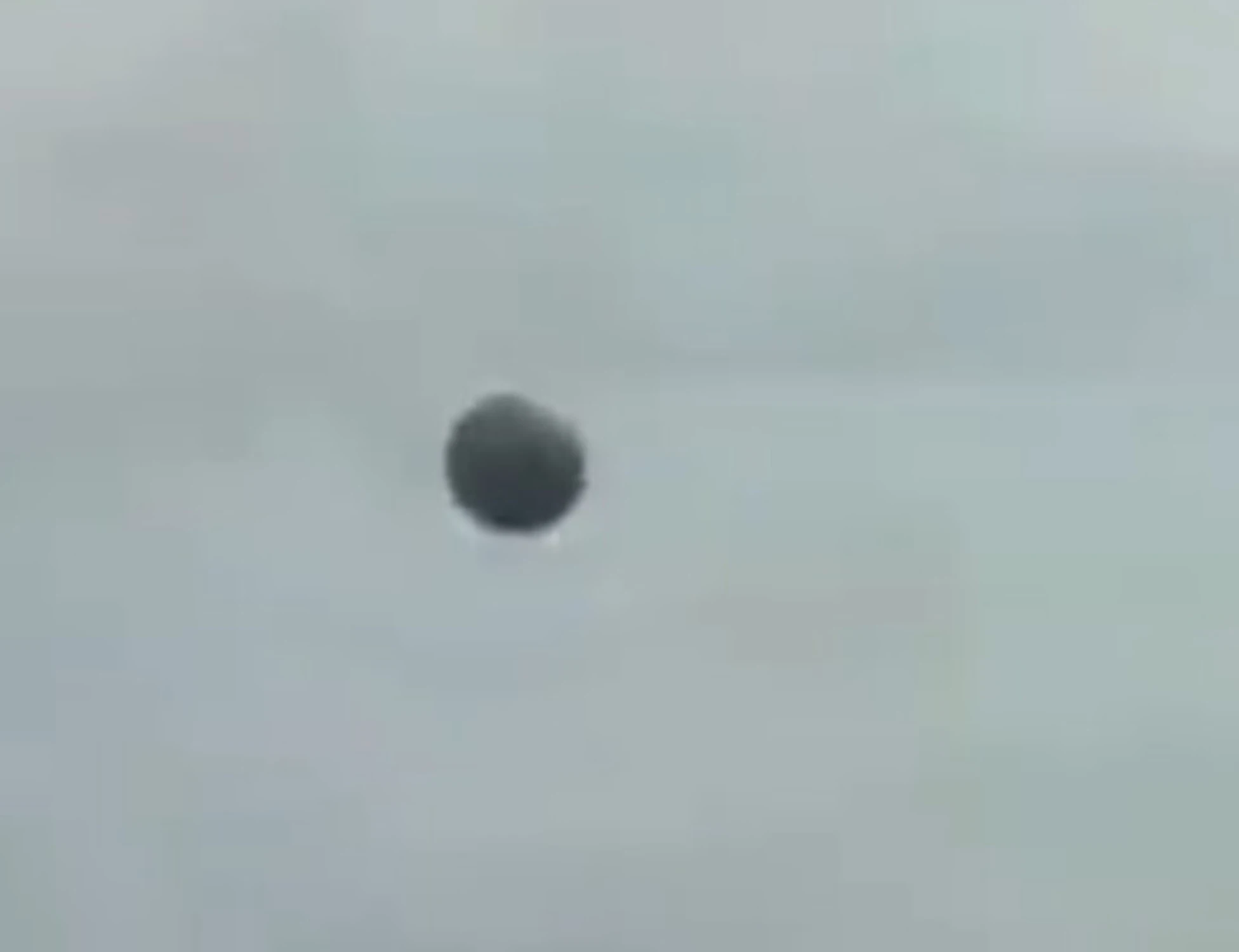 Colombia, il giallo sulla sfera volante: "È caduta dal cielo, nessuno sa cos’è"