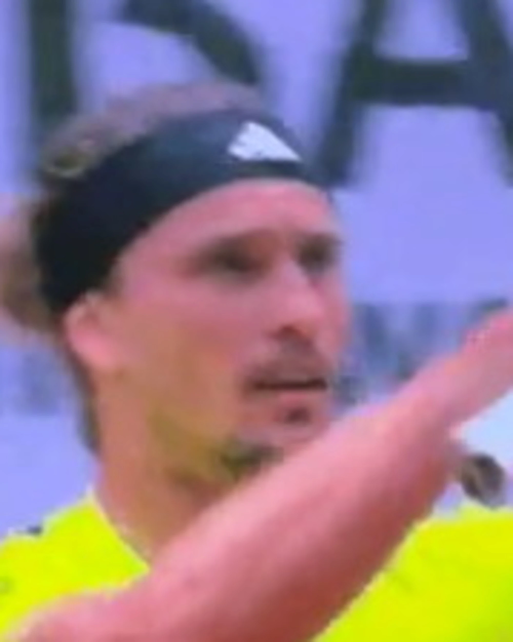 Zverev, "tosse e convulsioni": panico al Roland Garros