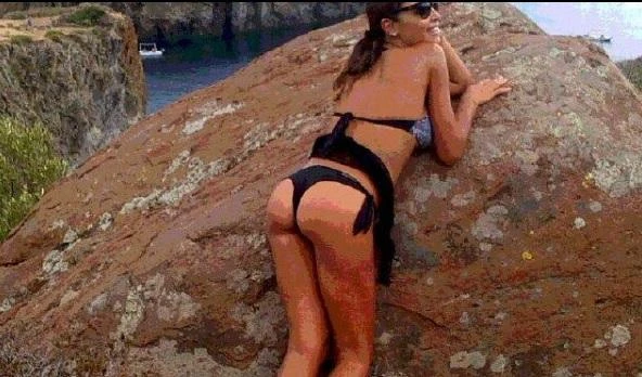 Cecilia Capriotti a Panarea, fisico bomba e seno generoso