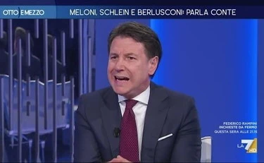 Giuseppe Conte sciacallo sul poliziotto: incolpa il governo